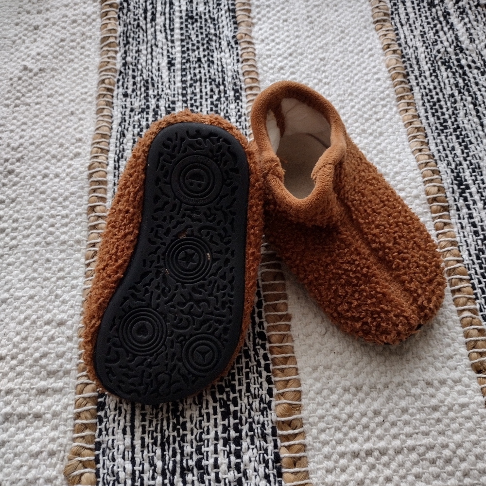 🤎 Brown Fuzzy Kids Slippers - Picture 4 of 6